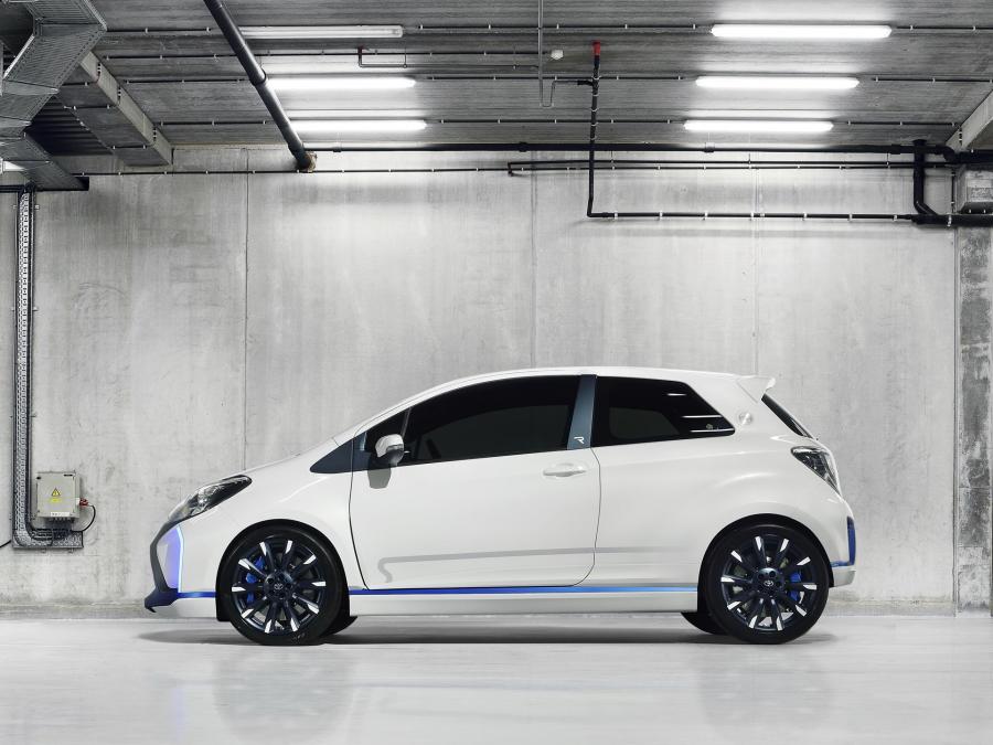  Toyota Yaris Hybrid-R Concept 2013 года  (фото 23 из 42)